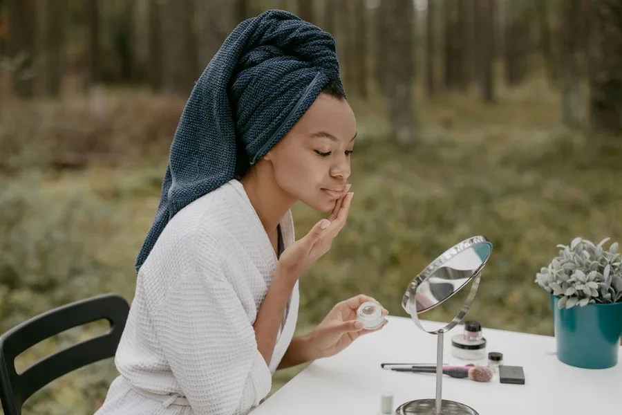 Cherry Cola Hair: The Winter Trend That's Surging Again