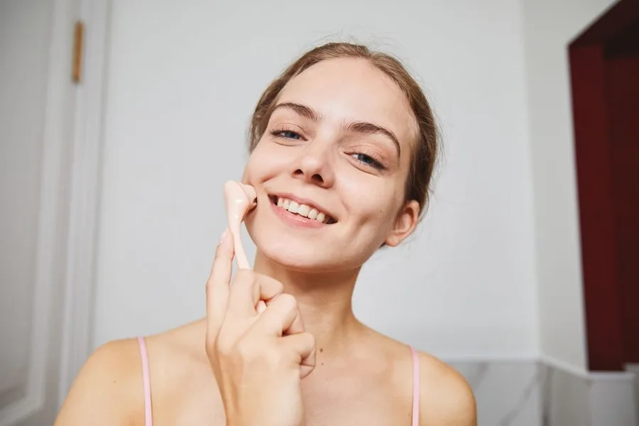 Derma Roller Explained: Benefits, Risks, and How It Works